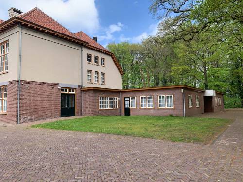 Het bijgebouw aan de oostzijde van het Verenigingsgebouw