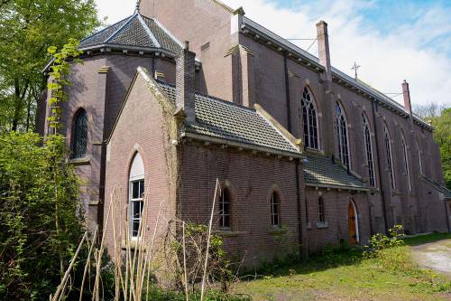 De sacristie bevindt zich aan de achterkant van de Rooms-katholieke kerk in Veenhuizen