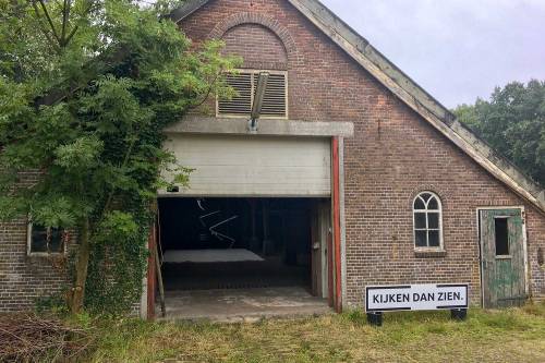 Het bord met het Kijken dan Zien logo voor de aardappelschuur